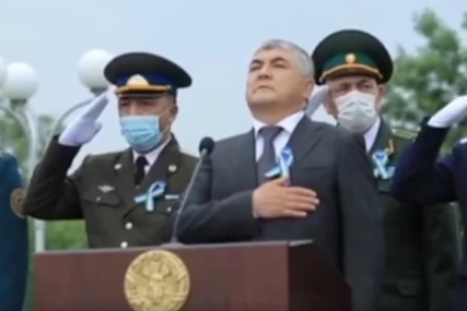 Ne mogu biti zbunjeniji od ovoga: Ljudi gledaju i ne vjeruju šta rade oficiri iza predsjednika Uzbekistana (VIDEO)