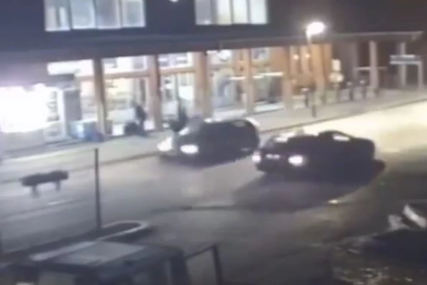 JEZIV SNIMAK IZ PRIBOJA Muškarac izašao iz jednog automobila, krenuo preko ulice, a onda ga je pokosio drugi (UZNEMIRUJUĆI VIDEO)