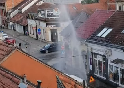 Pukla cijev u centru Banjaluke: Mlaz vode prskao u visinu i do nekoliko metara (VIDEO)