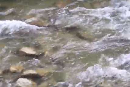 Rijeka koja daje nadu: Nakon što je jedna djevojka tu prohodala, mnogi dolaze u banju staru 800 GODINA (VIDEO)