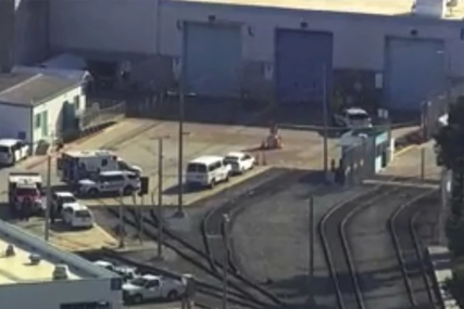 PUCNJAVA U KALIFORNIJI Napadač otvorio vatru kod voznog terminala, ima stradalih (VIDEO)