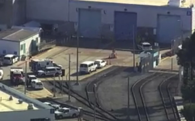 PUCNJAVA U KALIFORNIJI Napadač otvorio vatru kod voznog terminala, ima stradalih (VIDEO)