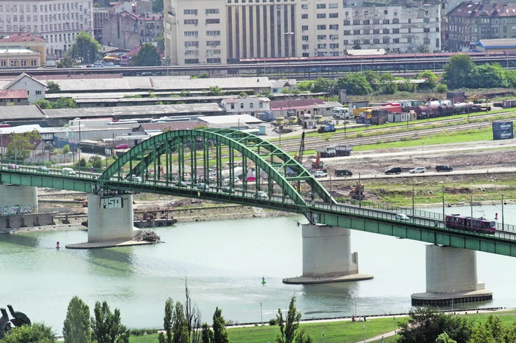 Skočio sa mosta, pa ga pregazio taksi: U teškoj nesreći u Beogradu stradao mlađi muškarac