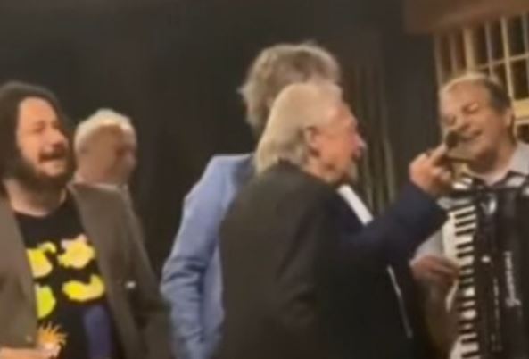 SLAVLJE U ANDRIĆGRADU Peter Handke, Emir Kusturica i Muharem Bazdulj pjevali Halidovu "Romaniju" (VIDEO)