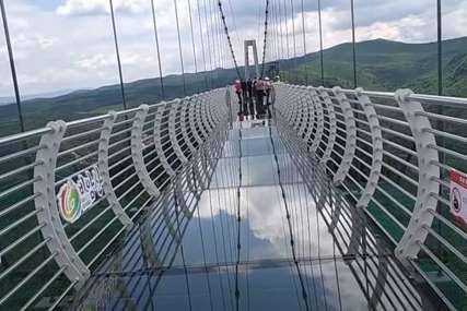 Turista hodao po staklenom visećem mostu, a onda je odjednom ostao zarobljen iznad PROVALIJE (FOTO)