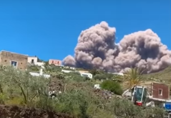 Nova erupcija vulkana Stromboli u toku: Nakon snažne eksplozije iz grotla se diže gusti crni dim (VIDEO)
