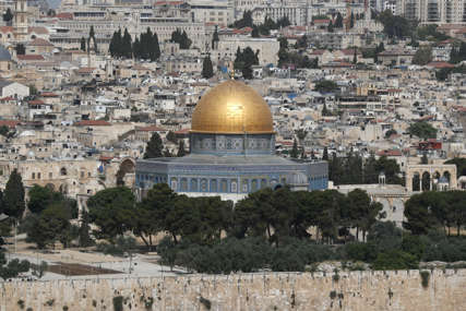 HAOS U JERUSALIMU Sukobi na svetom mjestu Izraelaca i Palestinaca počeli od ranog jutra (FOTO)