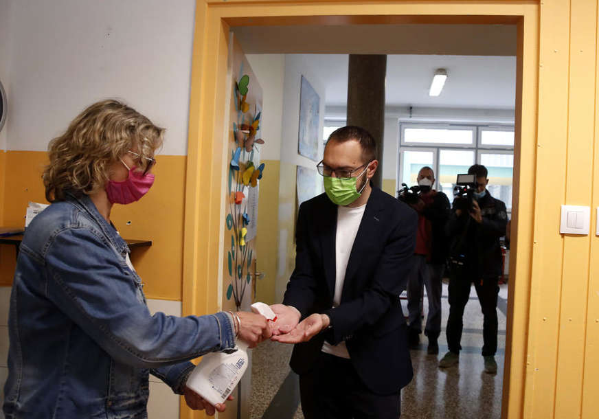Tomašević na pres DOŠAO BICIKLOM “Svojim primjerom želim da pokažem kako se treba ponašati”