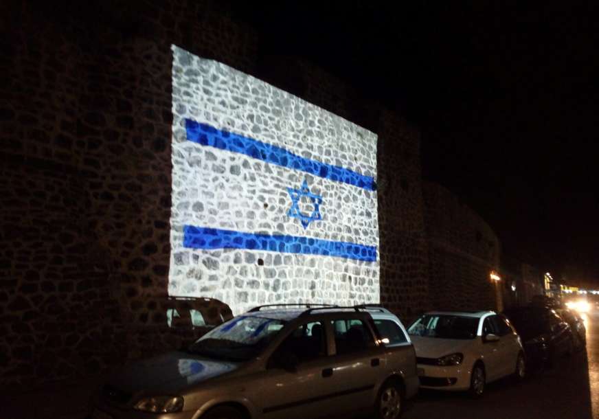 ZNAK SOLIDARNOSTI Zidine starog grada večeras u bojama zastave Izraela