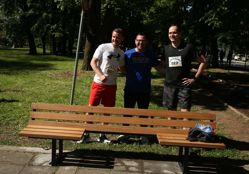 Humanost i praktičnost: U Parku Mladen Stojanović postavljena klupa prilagođena osobama sa invaliditetom