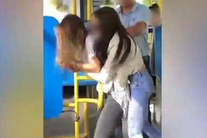 "BRIŠI BROJ MOG DEČKA!" Otkriven razlog tuče dvije djevojke u gradskom autobusu, u obračunu deblji kraj izvukao vozač