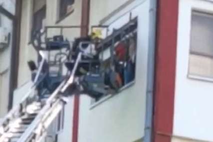 Izbio požar u zgradi u Novom Sadu: Stanari zarobljeni, vatrogasci KROZ PROZOR SPASAVALI STANARE, među njima i beba