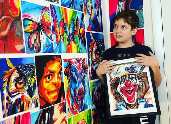 Ne može da govori, ali crtanjem osvaja svijet: Autistični dječak iz Novog Sada slikama oduševio Ameriku (FOTO)