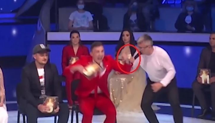 Skočio sa stolice i vrisnuo: Takmičar Zvezda Granda udario Sašu Popovića, POLOMIO MU ZUB (VIDEO)