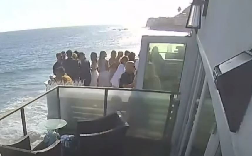 DRAMA NA ROĐENDANU Usred zabave pao balkon pun gostiju, dvoje u kritičnom stanju (VIDEO)