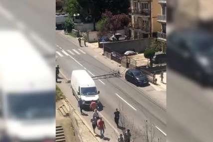 Samo pukom srećom niko nije stradao: Dvije bandere se srušile na ulicu (VIDEO)
