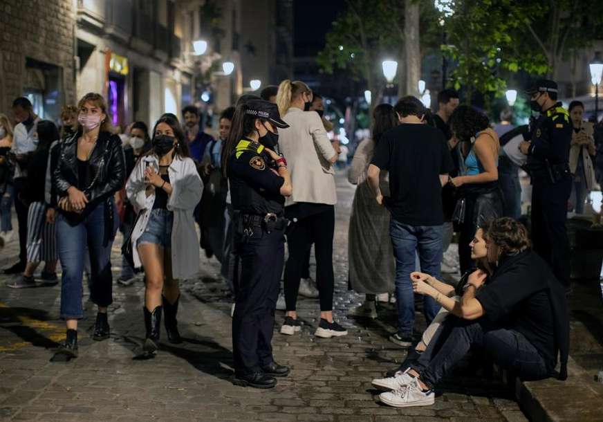 HAOS U BARSELONI Policija prekinula provod više hiljada ljudi u centru grada i na plaži