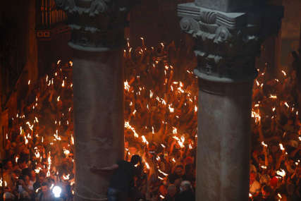 Hiljadugodišnja tradicija: Blagodatni oganj sišao u Hristov grob (FOTO)