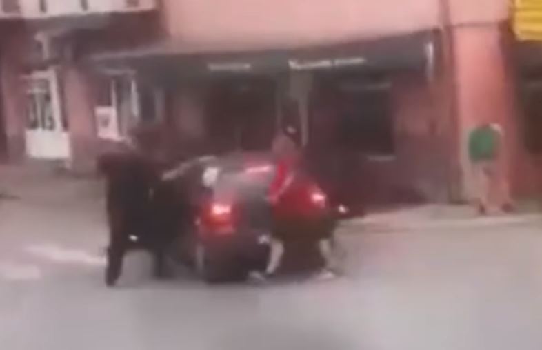 UHAPŠEN "VOZAČ-UBICA" U punoj brzini uletio uz baštu lokala, jedna osoba preminula od povreda (UZNEMIRUJUĆI VIDEO)