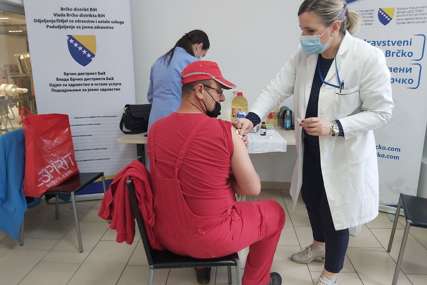PRIJAVLJENO OKO 300 LJUDI U Brčkom počela vakcinacija zaposlenih u privredi