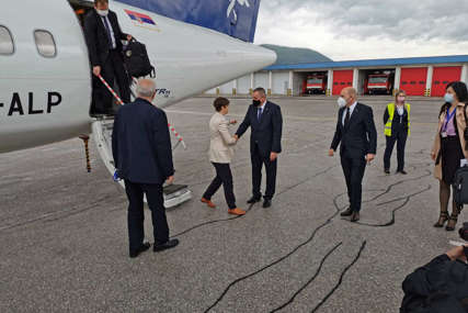 DOČEKAO IH PREMIJER VIŠKOVIĆ Delegacija Vlade Srbije stigla na sarajevski aerodrom (FOTO)
