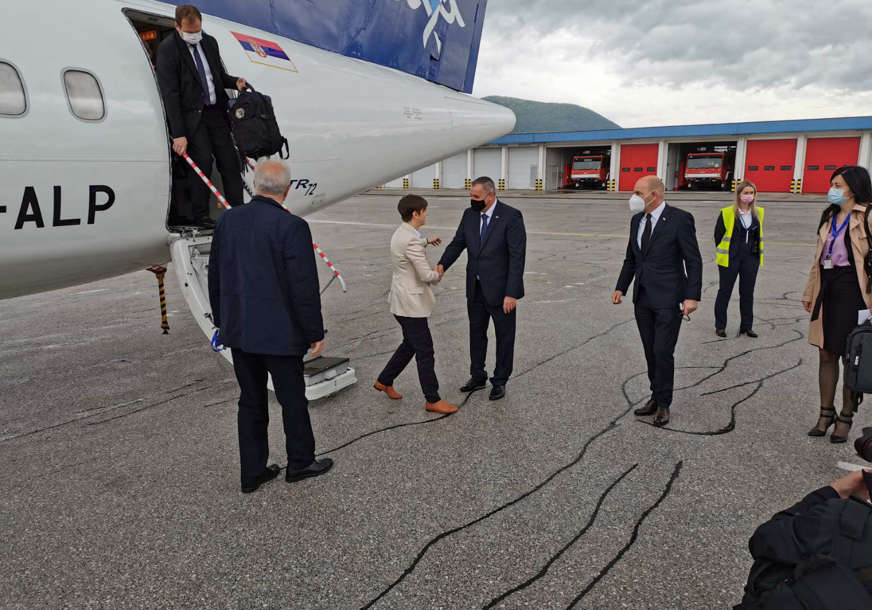 DOČEKAO IH PREMIJER VIŠKOVIĆ Delegacija Vlade Srbije stigla na sarajevski aerodrom (FOTO)