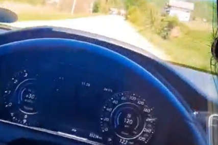 Divljao na putu: Mladić snimao kako vozi automobil skoro 300 kilometara na čas a sve zbog objave na Tik Toku (VIDEO)