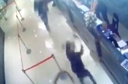 Incident u ugostiteljskom objektu: Dvojica muškaraca uletjeli u restoran pa bacili hiljadu bubašvaba u vazduh (VIDEO)