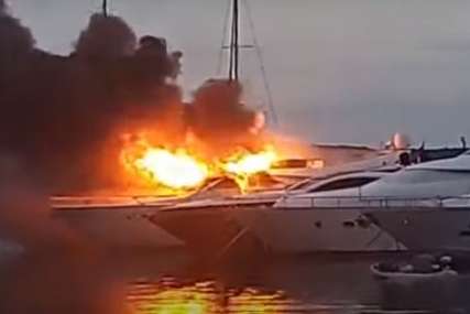 Eksplozija odjeknula iz marine u Hrvatskoj: Gore brodovi, širi se gusti dim, na sve strane se čuju sirene (VIDEO)