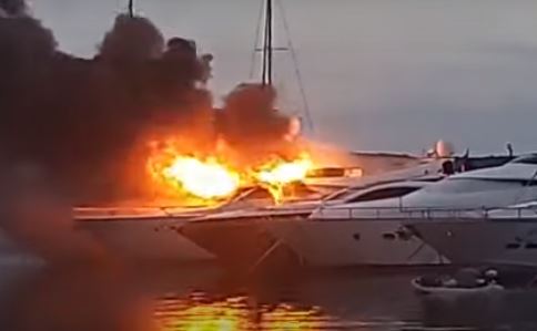 Eksplozija odjeknula iz marine u Hrvatskoj: Gore brodovi, širi se gusti dim, na sve strane se čuju sirene (VIDEO)