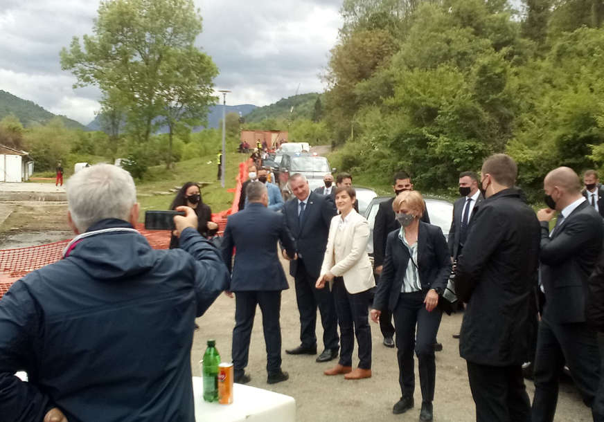 "Ovo je u interesu BUDUĆIH GENERACIJA" Brnabićeva i Višković položili kamen temeljac za gradnju Hidroelektrane "Buk Bijela"  (FOTO)