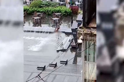 Šta radi NAG MUŠKARAC u fontani: Nesvakidašnji prizor u Beogradu (VIDEO)