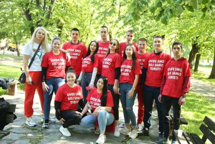 "Ovdje smo bili samo turisti" Banjalučki maturanti privukli pažnju SNAŽNOM PORUKOM koju nose na majicama (FOTO)