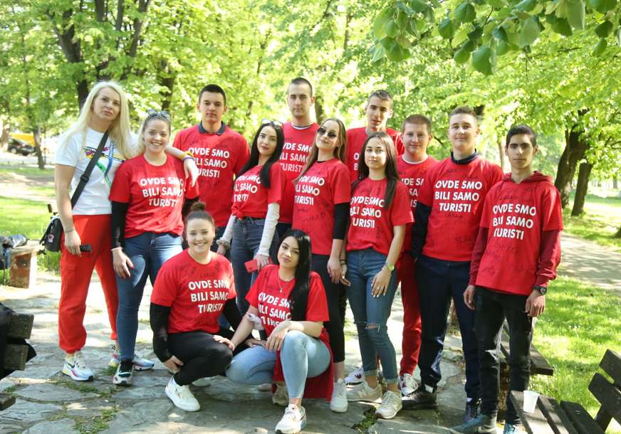"Ovdje smo bili samo turisti" Banjalučki maturanti privukli pažnju SNAŽNOM PORUKOM koju nose na majicama (FOTO)
