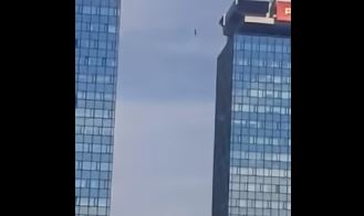 Aktivnost koja graniči sa hrabrošću i ludošću: Muškarac hodao po žici između dva nebodera u Sarajevu (VIDEO)