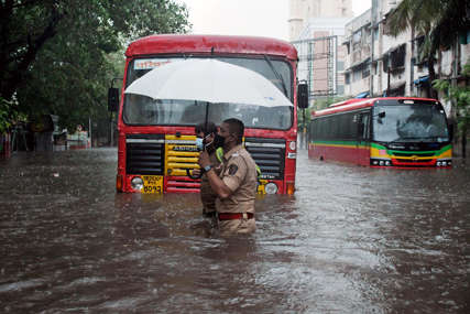 Dramatično u Indiji: U razornoj oluji nastradalo najmanje 19 osoba, talasi preko ŠEST METARA