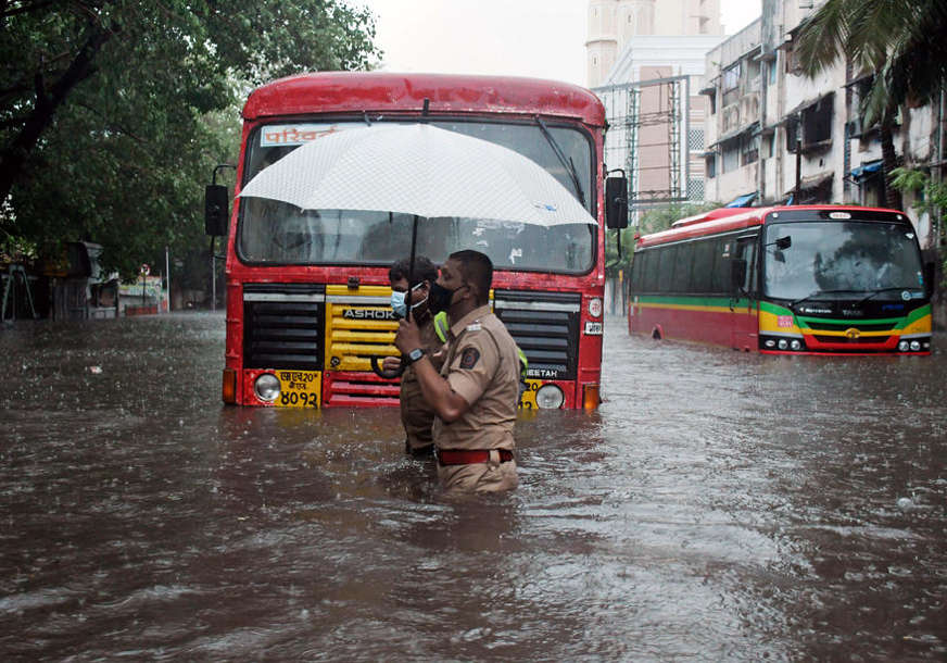 Dramatično u Indiji: U razornoj oluji nastradalo najmanje 19 osoba, talasi preko ŠEST METARA