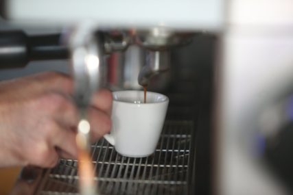 "Kad te shvate bukvalno" Turistkinja u Crnoj Gori tražila kafu sa ovsenim mlijekom, a dobila ovo (VIDEO)
