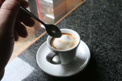 Uštedite vrijeme i novac: Trikovi za brzo uklanjanje fleka od kafe