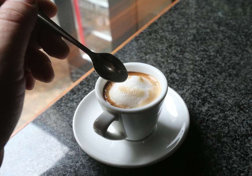 Cijene ne prestaju da rastu: Kafa s mlijekom u Dalmaciji postala skuplja od porcije dobrog jela