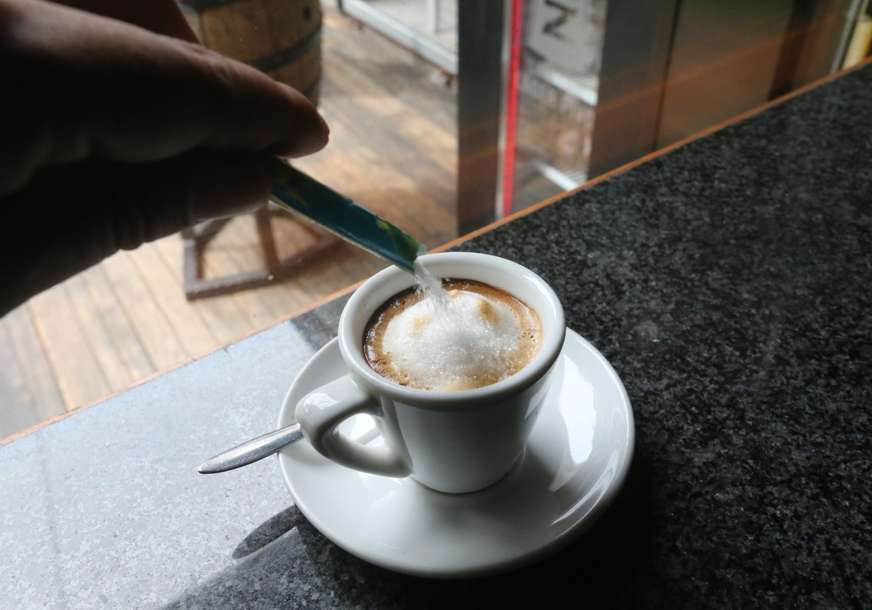 "Ispijanje kafe u kafićima postaje sve veći luksuz" Na Hrvatskoj obali ovaj svakodnevni napitak možete popiti za VRTOGLAVIH 5 EVRA