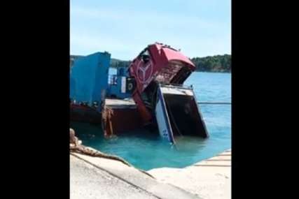 NEZGODA KOD HVARA Kamion pao u more (VIDEO)