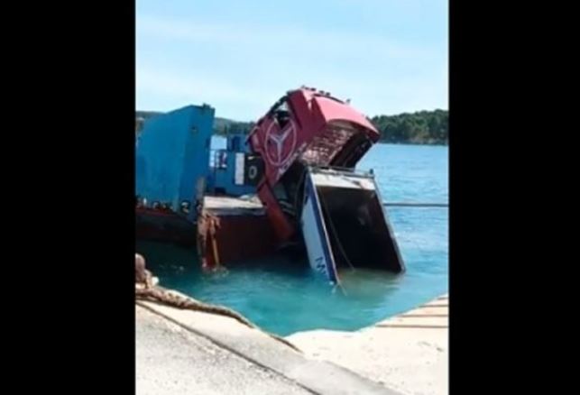 NEZGODA KOD HVARA Kamion pao u more (VIDEO)
