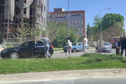 Saobraćajka u Banjaluci: Sudar dva automobila na kružnom toku (FOTO)