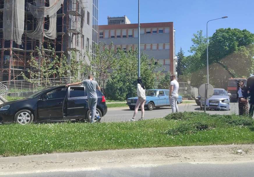 Saobraćajka u Banjaluci: Sudar dva automobila na kružnom toku (FOTO)