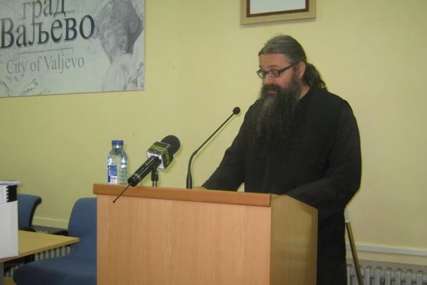 Legao, pa ga policija unijela u vozilo: Uhapšen raščinjeni monah Antonije, lisice mu stavljene na Gradskom trgu