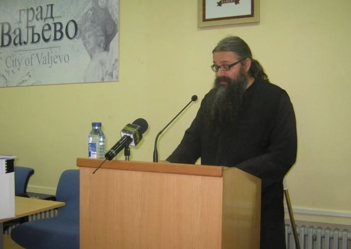Legao, pa ga policija unijela u vozilo: Uhapšen raščinjeni monah Antonije, lisice mu stavljene na Gradskom trgu