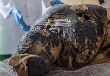 Naučnici skenirali mumiju staru 2.000 godina: Šokirali se kad su vidjeli šta su pronašli u NJENOM STOMAKU (VIDEO)