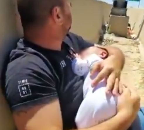 "Stradanje na obje strane, vlasti da prekinu sukobe"   Snimak oca sa bebom u naručju tokom raketiranja pokrenuo raspravu (VIDEO)