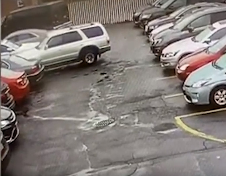 KATASTROFA Pokušao je da isparkira svoj auto sa punog parkinga i napravio je karambol (VIDEO)